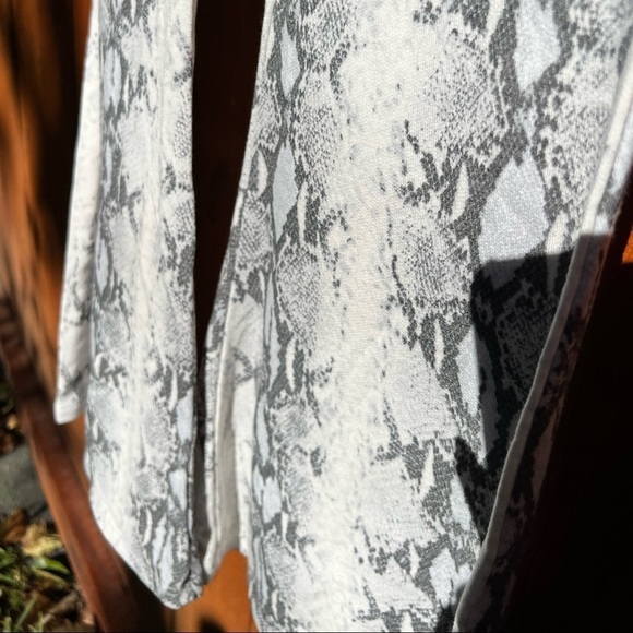 Super cute snakeskin flare pants - stretchy - comfy - NWOT - Picture 3 of 6